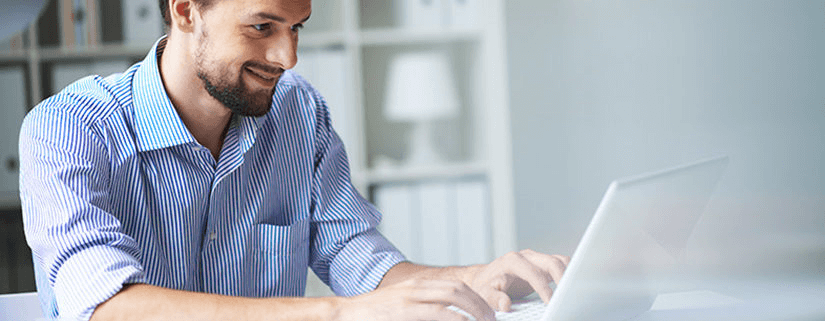 Homem estudando online durante a quarentena