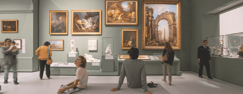 Pessoas visitando museu virtual Google e apreciando arte durante a quarentena